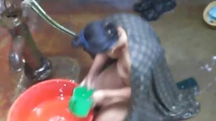 Oyuncak ile amatör porno altyazılı oynadıktan sonra Japon deepthroat